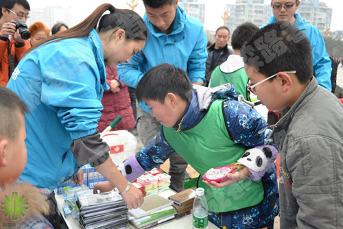 峨眉山關(guān)愛(ài)兒童
