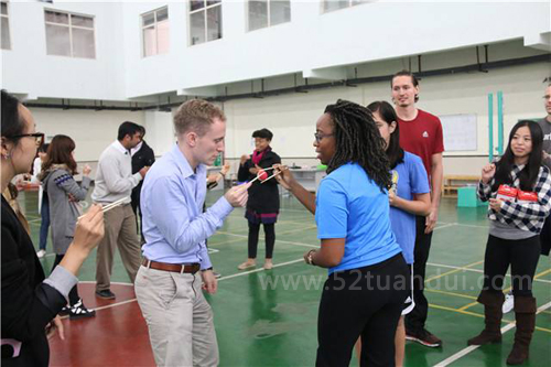 趣味乒乓球游戲_筷子夾球