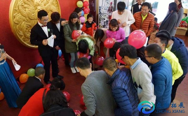 年會經(jīng)典暖場游戲踩氣球