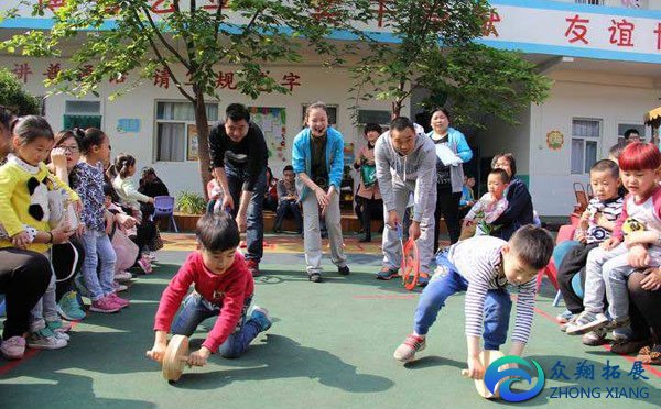 簡單好玩的親子互動游戲 搞笑活躍的親子游戲