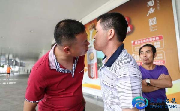 同學(xué)會(huì)游戲傳牙簽