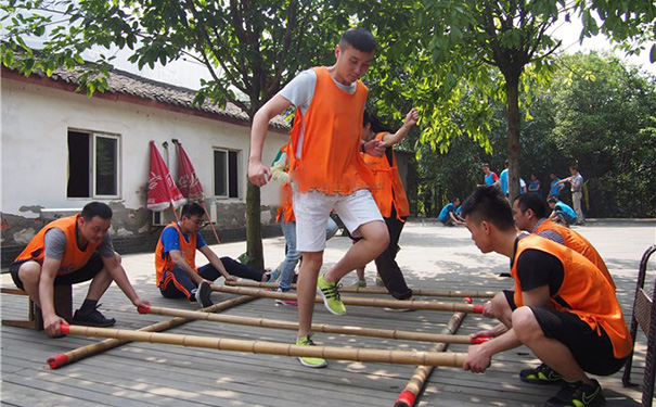 適合三人玩的跳竹竿室內(nèi)游戲