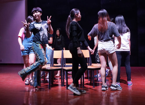 搶凳子游戲規(guī)則_經(jīng)典晚會(huì)游戲