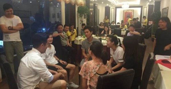 公司聚餐調(diào)節(jié)氣氛的飯桌游戲好玩的游戲