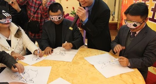 冬季室內團建游戲蒙眼作畫