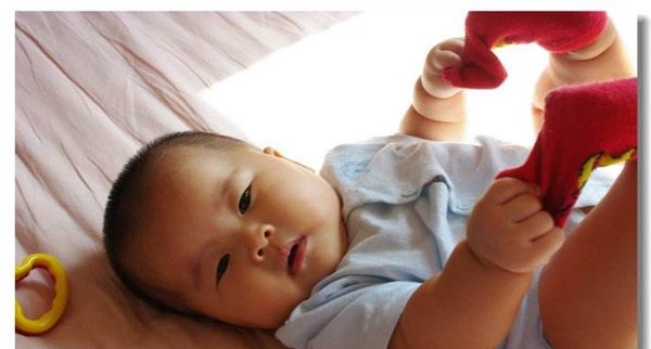 嬰兒肢體互動(dòng)游戲踢腿