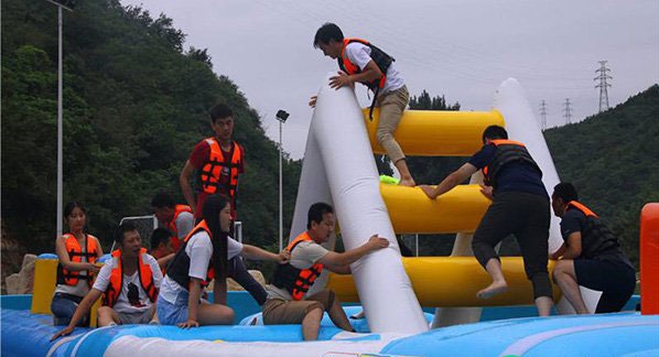 學(xué)員正在體驗拓展水上沖關(guān)