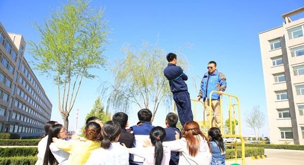 拓展項(xiàng)目信任背摔